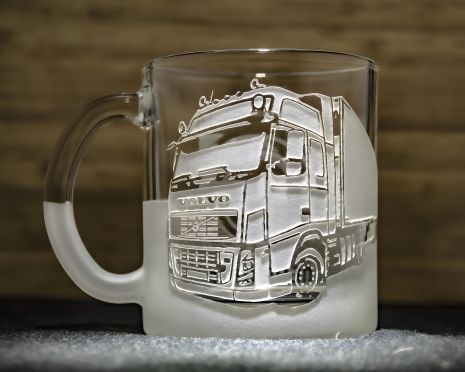 Чашка для чаю або кави з гравіюванням фото вантажівки Volvo - подарунок для водія