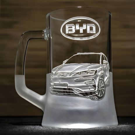 Пивной бокал с гравировкой автомобиля BYD - подарок водителю