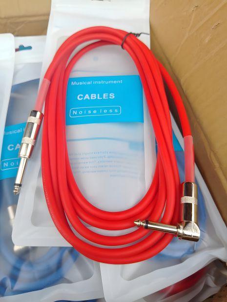 Червоний інструментальний гітарний кабель, 3 м Червоний інструментальний гітарний кабель, 3 м