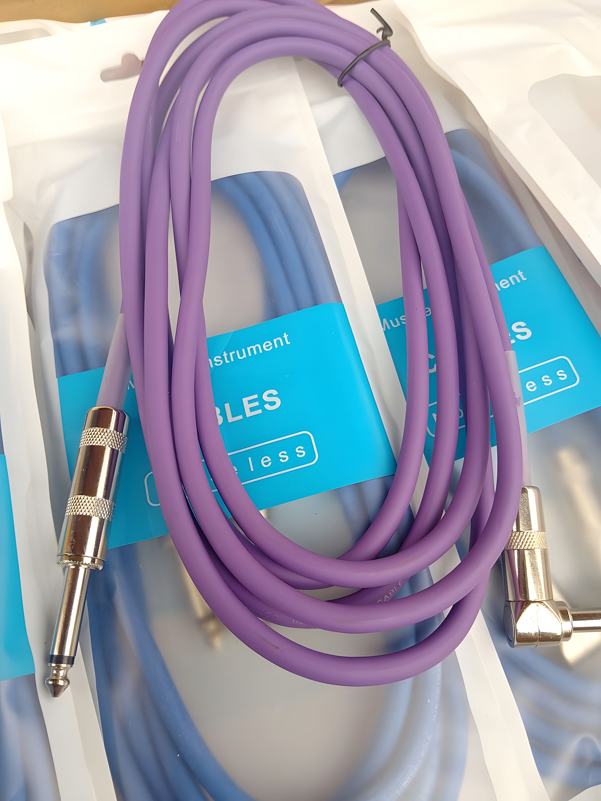 Фиолетовый гитарный кабель 3м для электрогитары Фиолетовый гитарный кабель 3м для электрогитары
