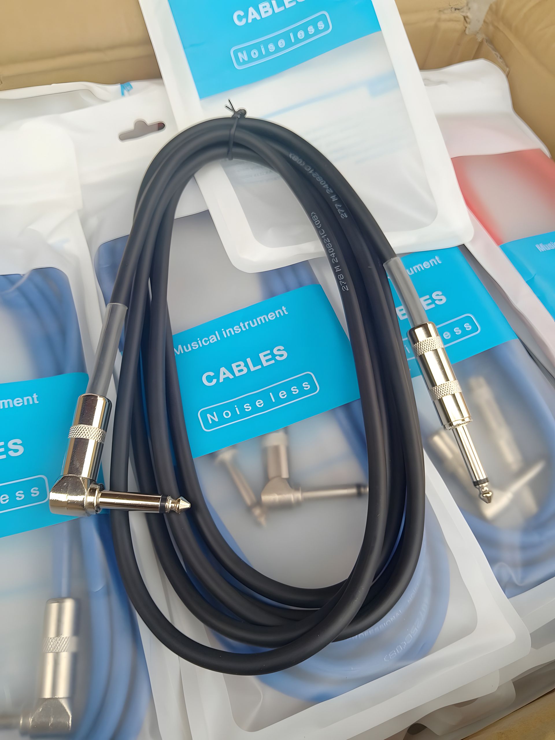 Черный гитарный инструментальный кабель 3м Черный гитарный инструментальный кабель 3м