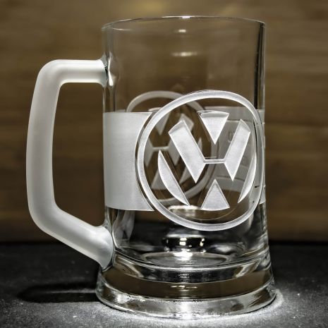 Пивной бокал с гравировкой Volkswagen головного мозга с матовой ручкой - подарок для заядлого любителя марки