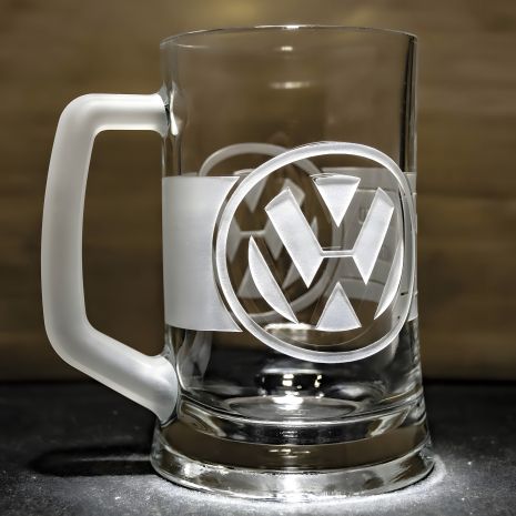 Пивной бокал с гравировкой для фанатов Volkswagen с матовой ручкой - подарок для фанатов