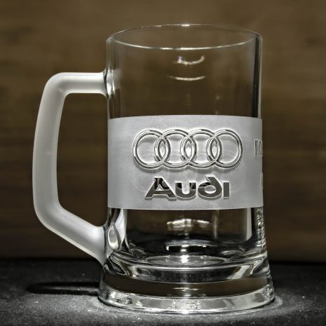 Пивной бокал с гравировкой Audi головного мозга с матовой ручкой - подарок для заядлого любителя марки Audi