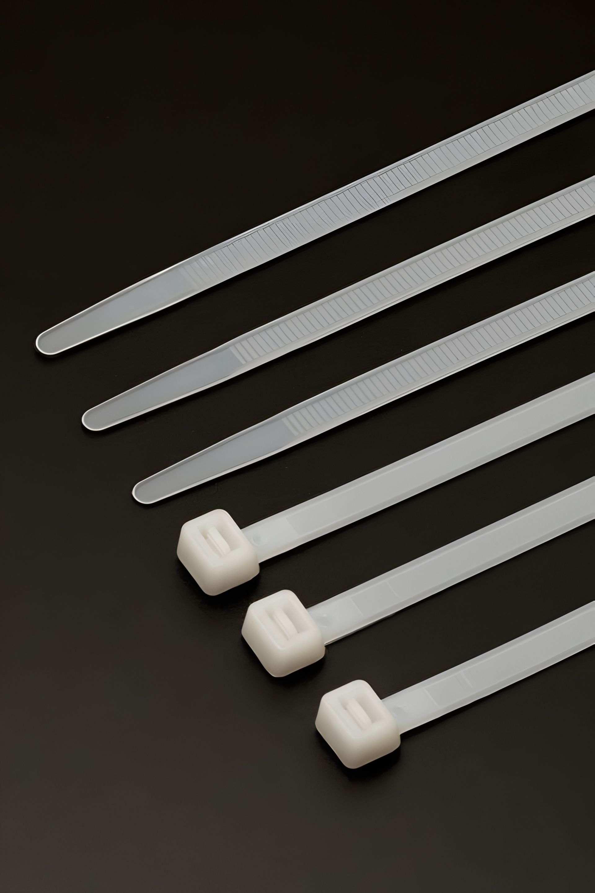 Белые нейлоновые хомуты 3.6х150 мм (100 шт) MASTERTOOL 20-1806 Белые нейлоновые хомуты 3.6х150 мм (100 шт) MASTERTOOL 20-1806