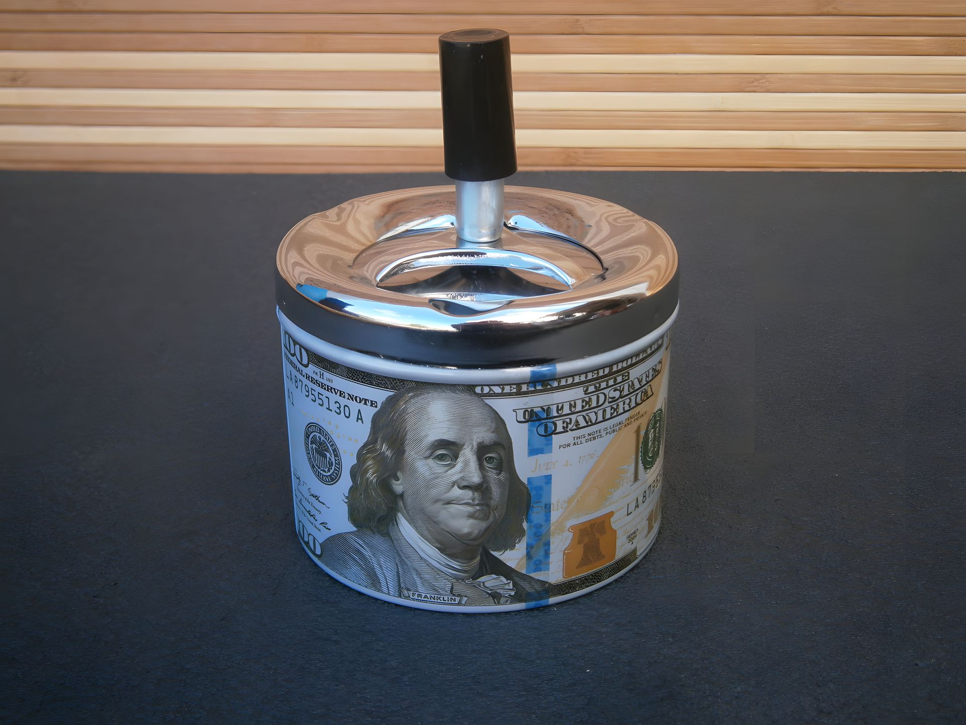 Металлическая бездымная пепельница "Сто долларов США" Металлическая бездымная пепельница "Сто долларов США"