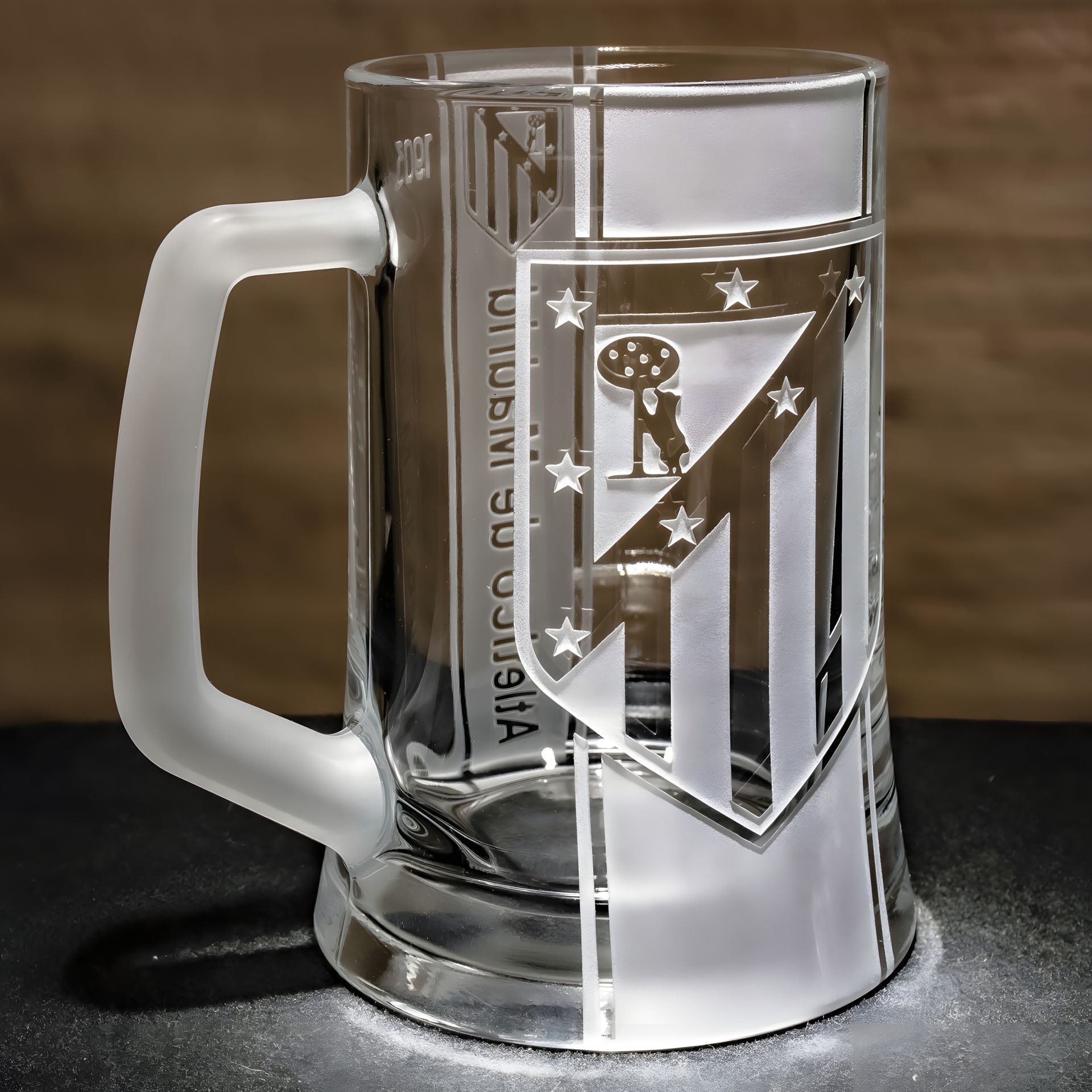 Пивний келих з гравіюванням ФК Атлетіко Мадрид (FC Atletico Madrid) з лозунгом і матовою ручкою з двох сторін Пивний келих з гравіюванням ФК Атлетіко Мадрид (FC Atletico Madrid) з лозунгом і матовою ручкою з двох сторін