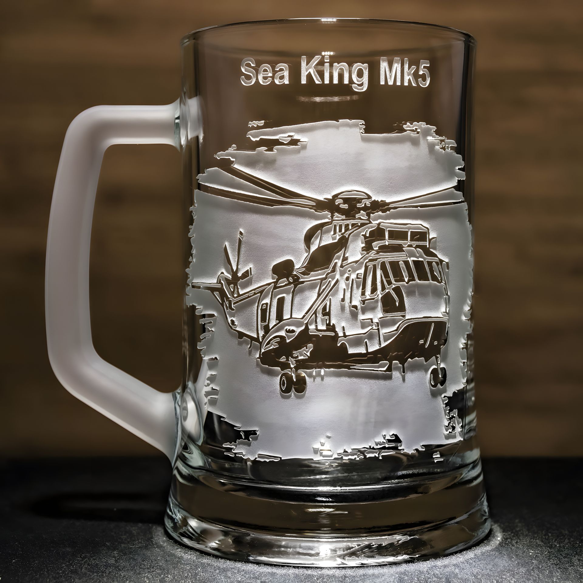 Подарочный бокал для пива с гравировкой вертолета Sea King Подарочный бокал для пива с гравировкой вертолета Sea King