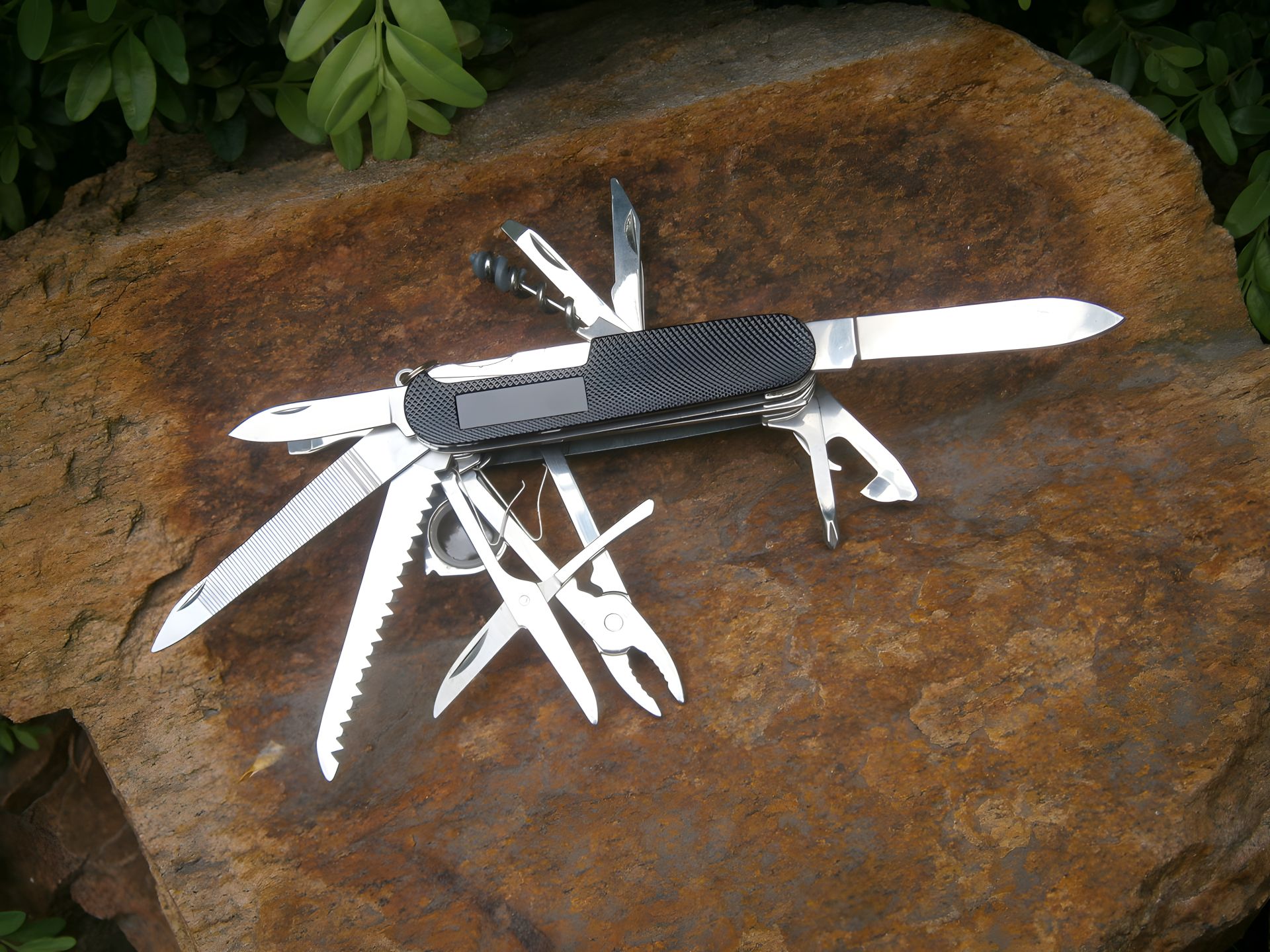 Маленький карманный нож с 17 функциями Travel Outdoor, черный Маленький карманный нож с 17 функциями Travel Outdoor, черный