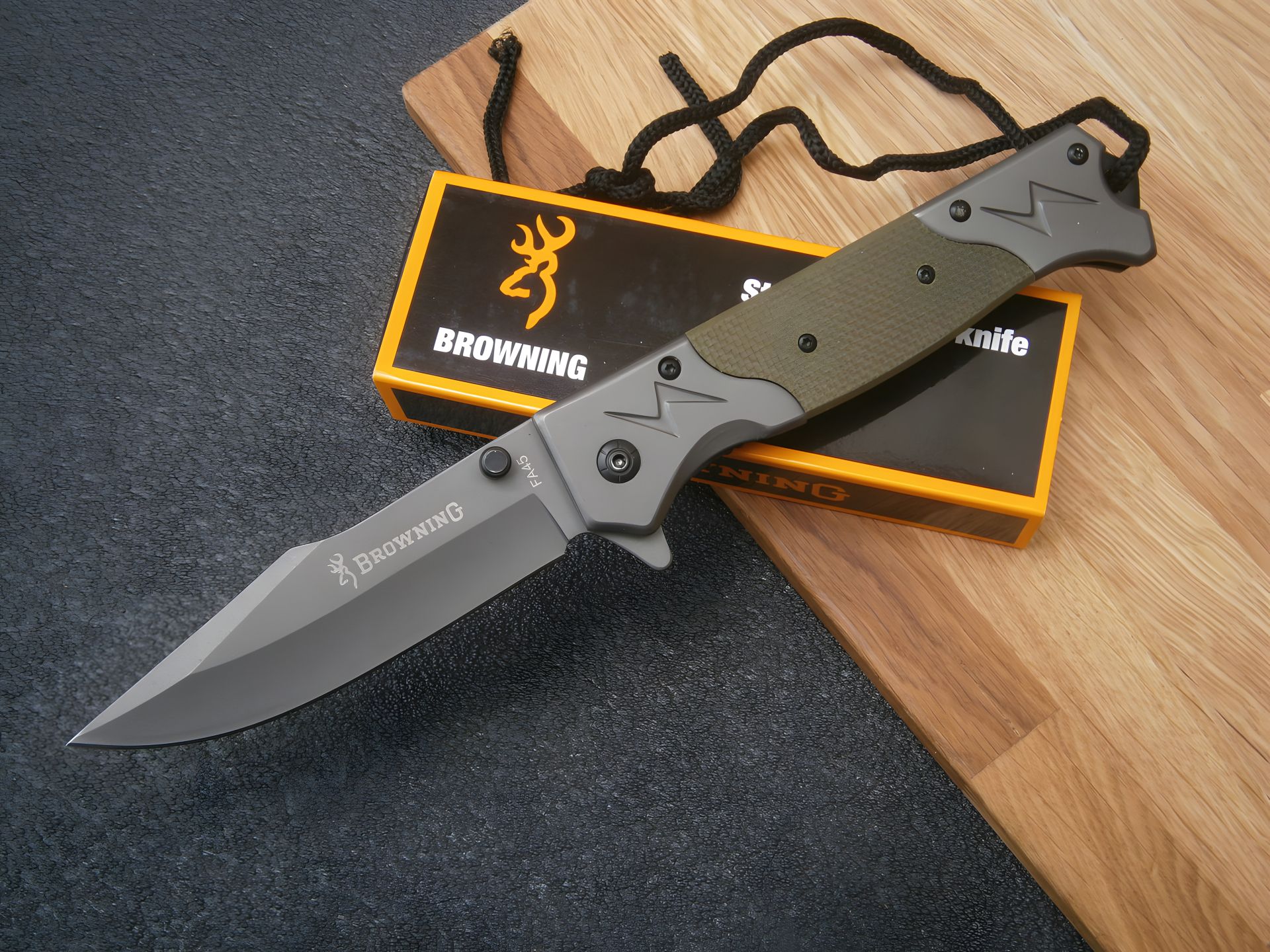 Кишеньковий складаний ніж Browning AК-740 з паракордом, 23 см Кишеньковий складаний ніж Browning AК-740 з паракордом, 23 см