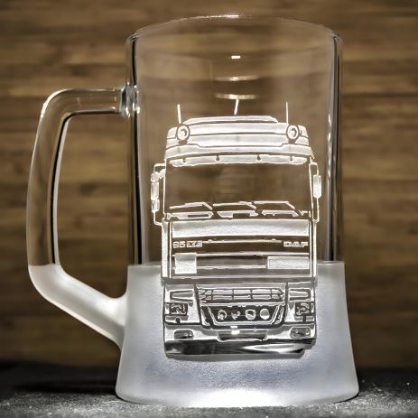 Пивной бокал с гравировкой "Подарок дальнобойщику DAF 95XF фура с полуприцепом" Пивной бокал с гравировкой "Подарок дальнобойщику DAF 95XF фура с полуприцепом"