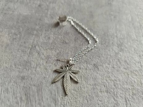 Серьга каф лист Конопля с коноплей клипс на ухо без прокалывания вверху клипса 1шт серебряный цвет