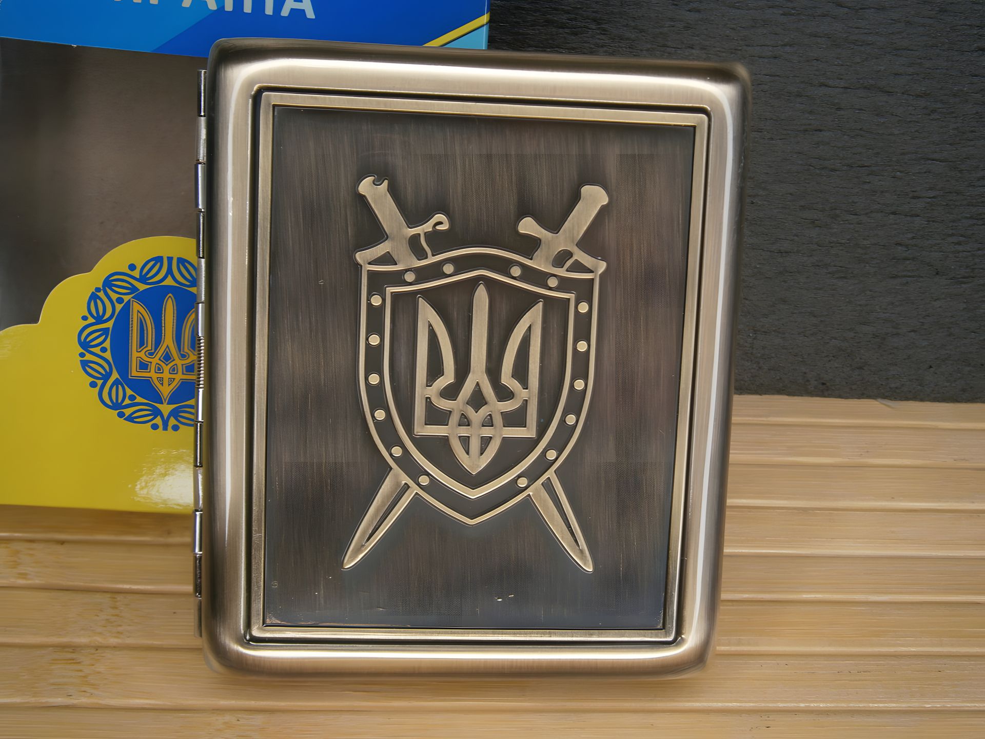 Металлический футляр с гербом Украины и мечами "Сила и защита" УА-21 Металлический футляр с гербом Украины и мечами "Сила и защита" УА-21