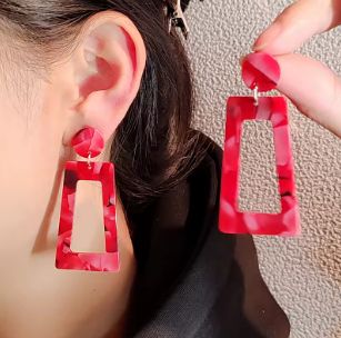 Акриловые серьги красные трапеция