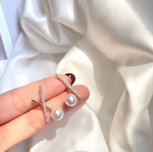 Сережки з перлами паличка перлини і кристали з білими перлами