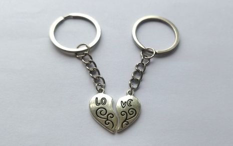 Брелки для двох закоханих дві половинки серця Love