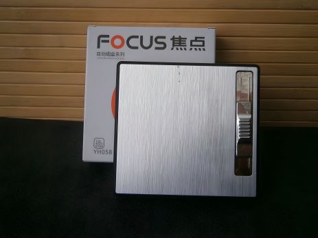 Кейс с автоматическим механизмом и турбозажигалкой Fokus Silver. Кейс с автоматическим механизмом и турбозажигалкой Fokus Silver.