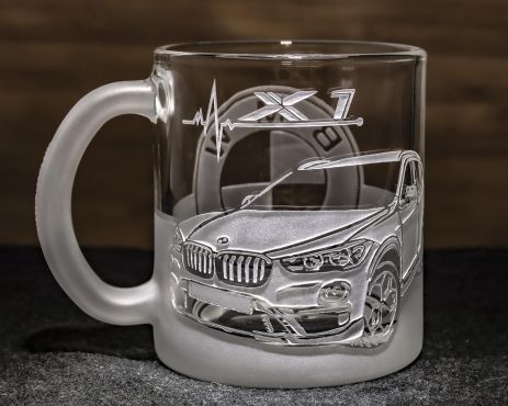 Чашка з гравіюванням фото автомобіля BMW X1 і логотипу з матовою ручкою - Подаруунок водію