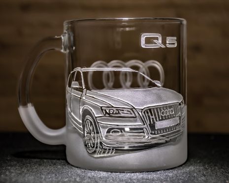Чашка для чаю та кави з гравіюванням автомобіля та логотипу Audi Q5 Ауді