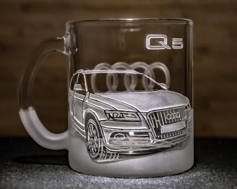 Чашка для чаю та кави з гравіюванням автомобіля та логотипу Audi Q5 Ауді