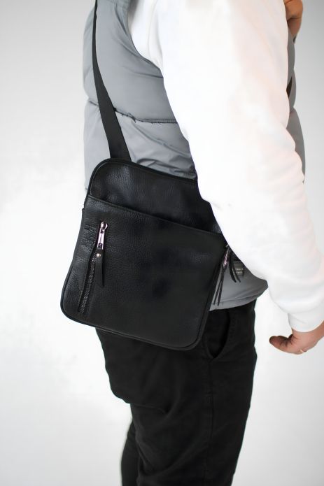 Черная кожаная мужская сумка SKILL через плечо Черная кожаная мужская сумка SKILL через плечо