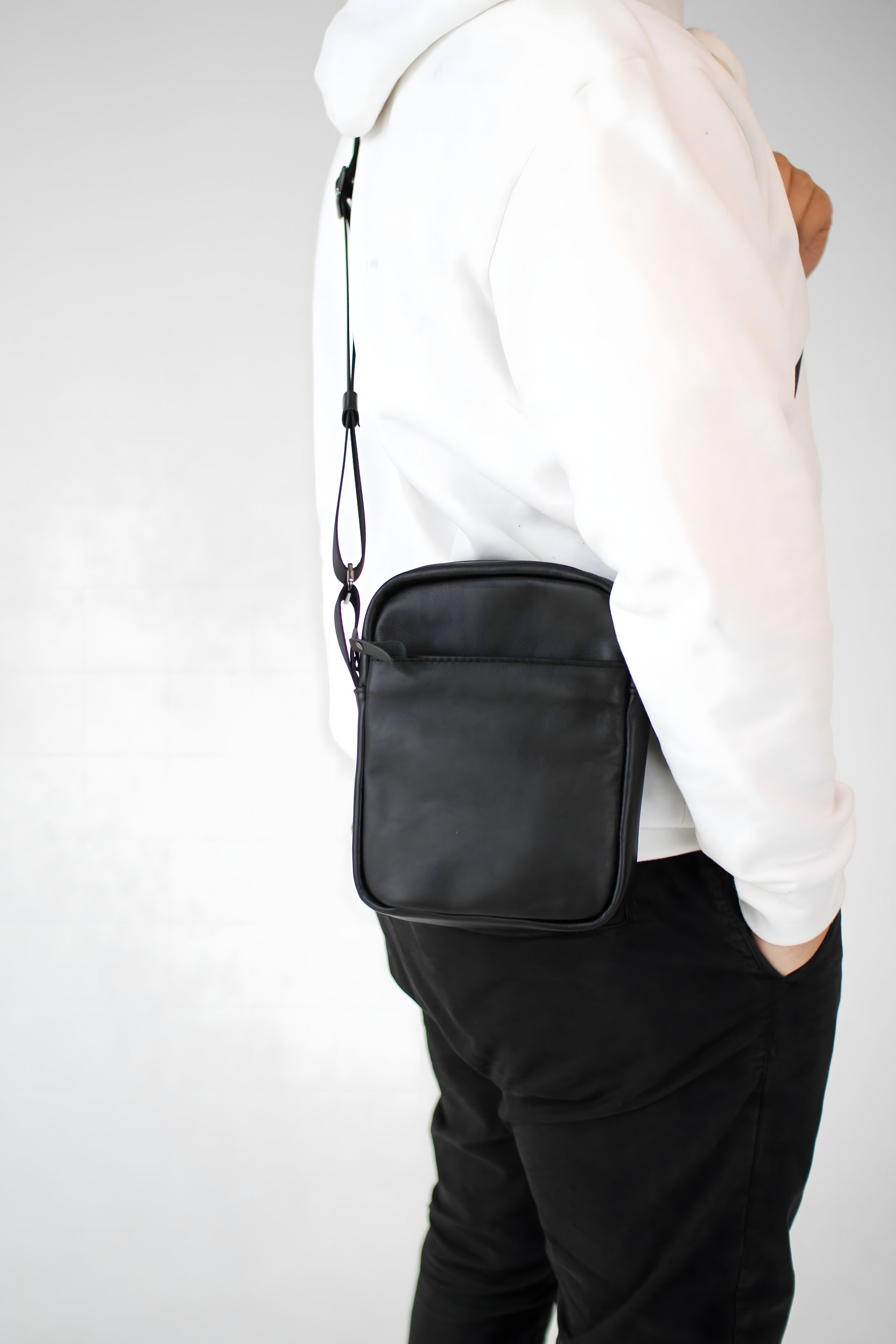 Чоловіча месенджер сумка з натуральної шкіри чорного кольору Чоловіча месенджер сумка з натуральної шкіри чорного кольору