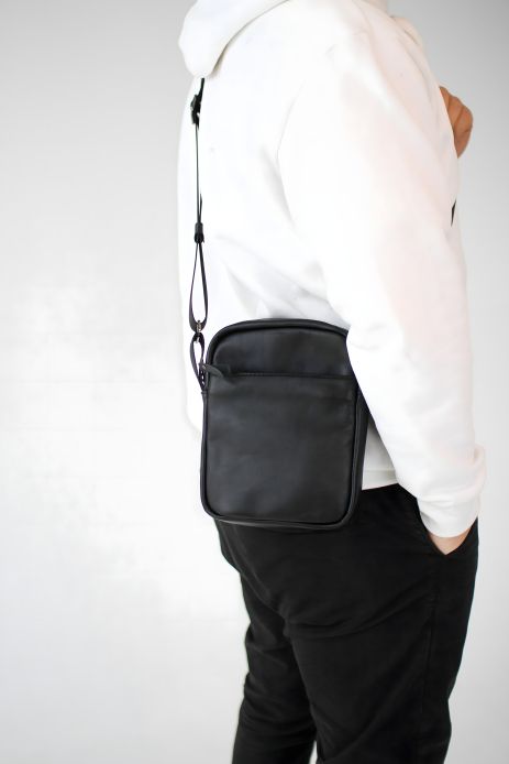 Чоловіча месенджер сумка з натуральної шкіри чорного кольору Чоловіча месенджер сумка з натуральної шкіри чорного кольору