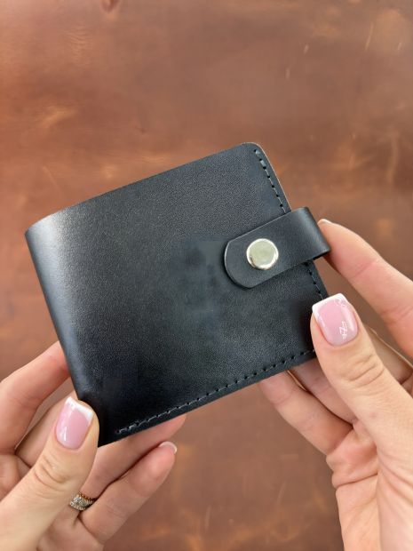 Кожаный черный кошелек классического стиля