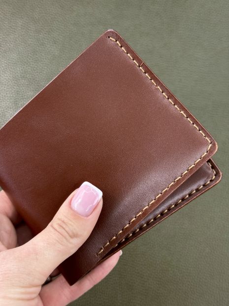 Чоловічий гаманець-біфолд РУЧНОЇ РОБОТИ з натуральної шкіри Sandal коричневий Чоловічий гаманець-біфолд РУЧНОЇ РОБОТИ з натуральної шкіри Sandal коричневий