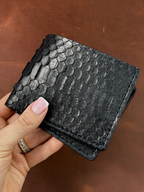 Чоловічий гаманець-біфолд РУЧНОЇ РОБОТИ зі шкіри пітона чорного кольору