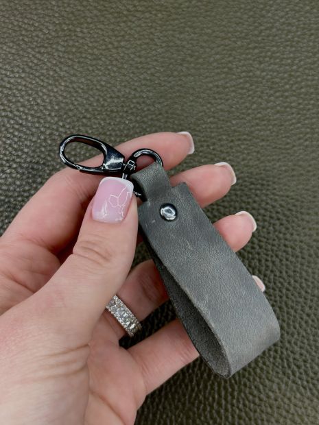 Сірий шкіряний брелок SKILL