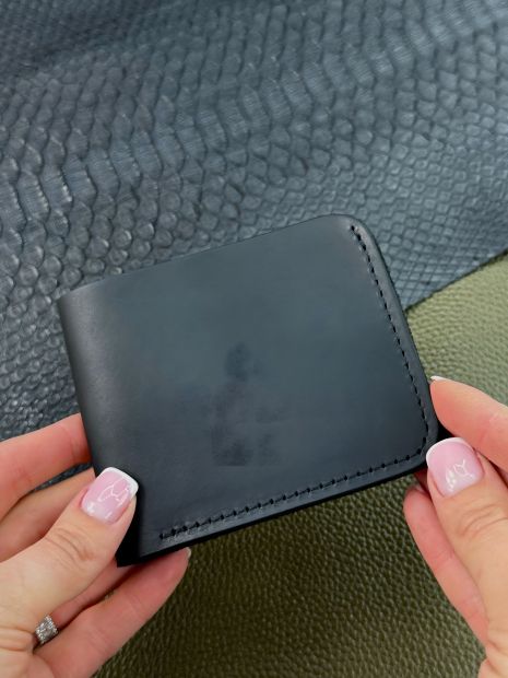 Чоловічий біфолд гаманець із чорної натуральної шкіри Чоловічий біфолд гаманець із чорної натуральної шкіри