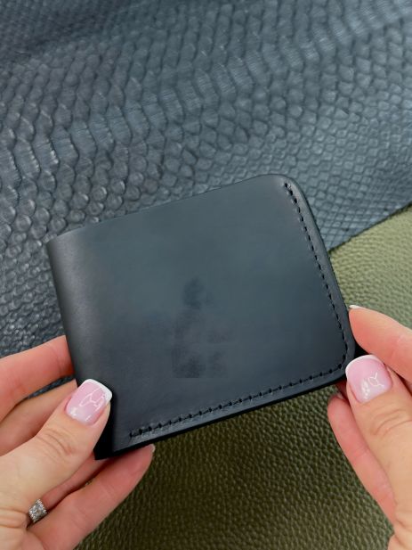 Чоловічий біфолд гаманець із чорної натуральної шкіри Чоловічий біфолд гаманець із чорної натуральної шкіри