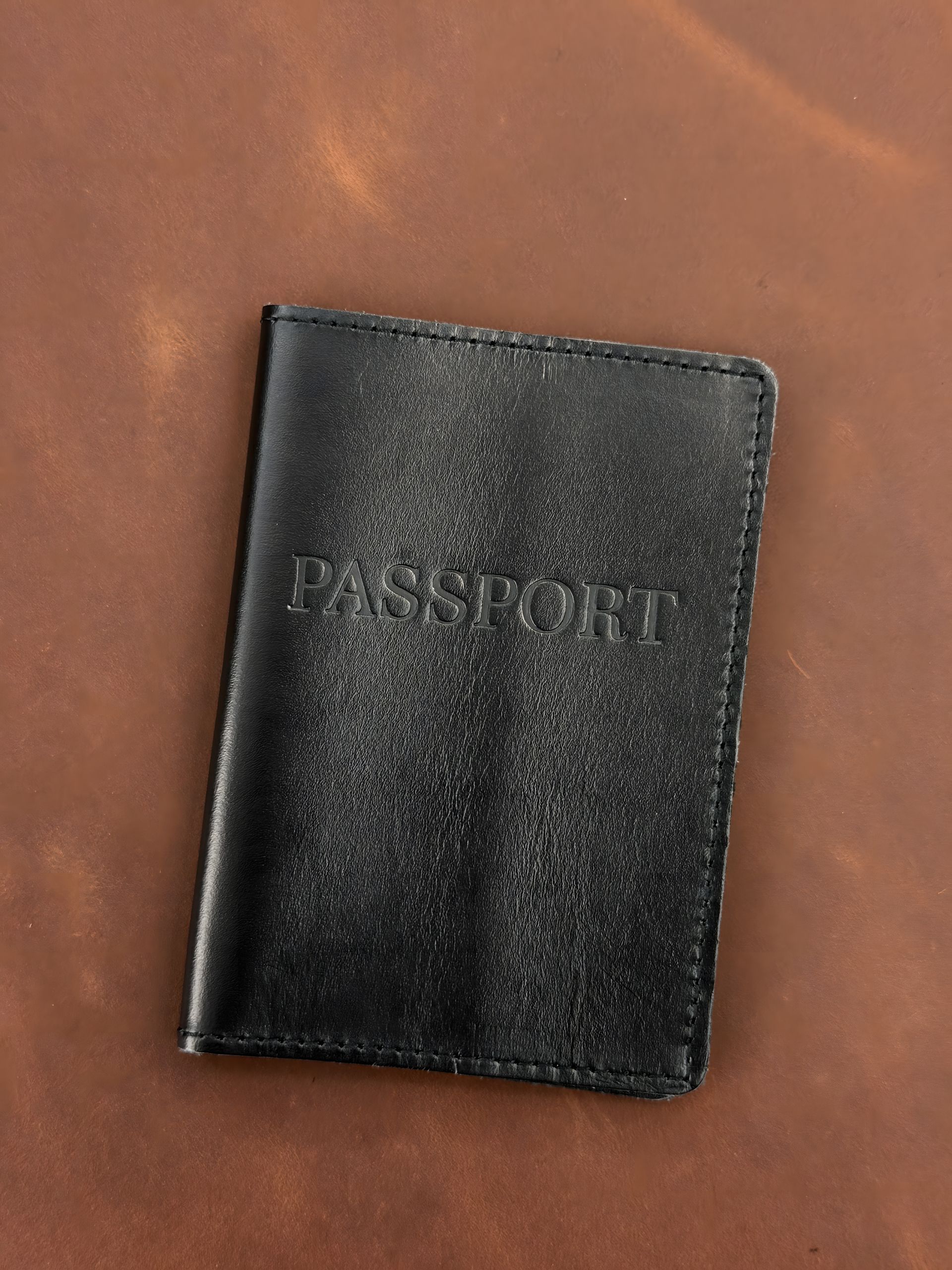 Паспортная обложка из натуральной гладкой кожи, черного цвета Паспортная обложка из натуральной гладкой кожи, черного цвета