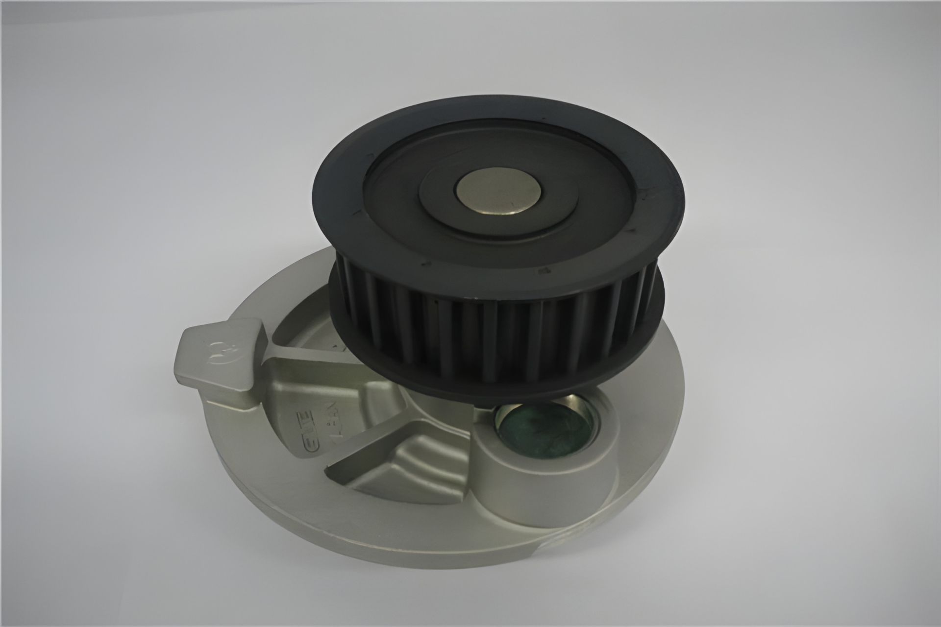 Насос водяний CHEVROLET LACETTI, HOBBYCAR PASSPORT, LADA 110, GMB (GWO18A) Насос водяний CHEVROLET LACETTI, HOBBYCAR PASSPORT, LADA 110, GMB (GWO18A)