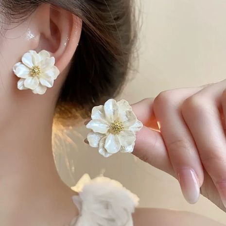 Сережки квіточка акрилові у вигляді білої квітки