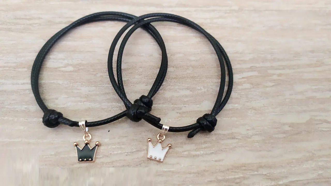 Парные браслеты для двух влюбленных с подвеской короной черная и белая Корона Парные браслеты для двух влюбленных с подвеской короной черная и белая Корона