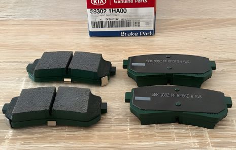 Гальмівні задні дискові колодки Hyundai I30/I30CW 07-/Kia Ceed 06- (Mobis) 583021HA00