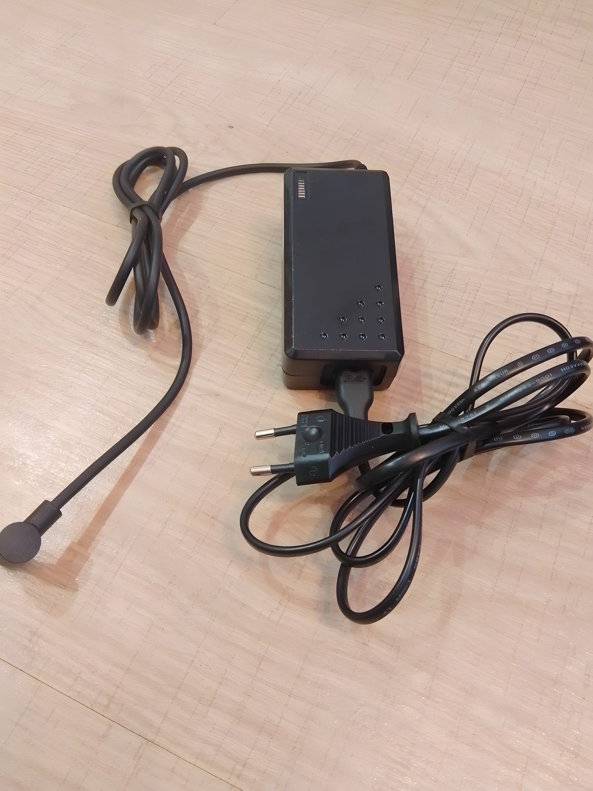 Адаптер блок питания для электросамоката, вход AC 220, выход DC 54,6 вольт Адаптер блок питания для электросамоката, вход AC 220, выход DC 54,6 вольт