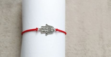 Браслет амулет красная нить с Рукой Хамса ладонь Фатима от сглаза