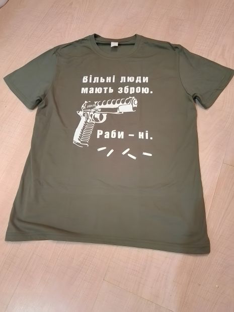 Футболка чоловіча хакі з прінтом "Вільні люди мають зброю" L