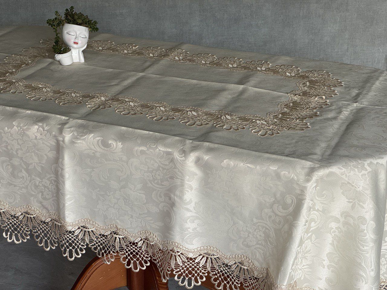 Скатерть ткань с кружевом 150х220 см 80384/бежевый Скатерть ткань с кружевом 150х220 см 80384/бежевый