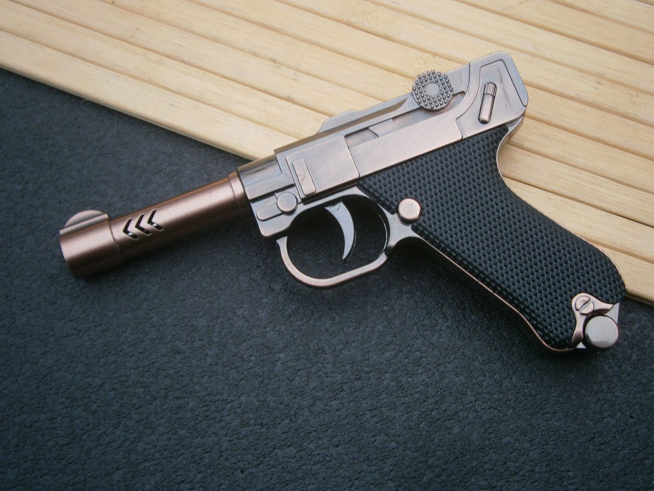 Зажигалка пистолета Люгер Парабеллум "Люгер Парабеллум" турбогазовая металлическая 14 см Х 9,5 см. Зажигалка пистолета Люгер Парабеллум "Люгер Парабеллум" турбогазовая металлическая 14 см Х 9,5 см.