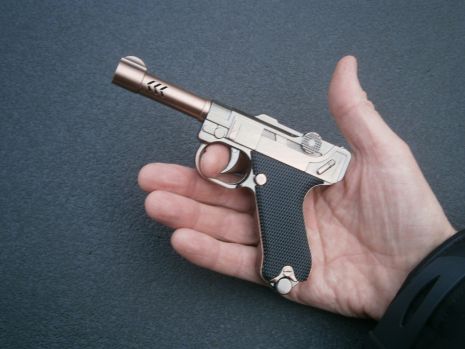 Міні запальничка у вигляді пістолета Luger Parabellum, турбо газова металева, 14 см x 9,5 см Міні запальничка у вигляді пістолета Luger Parabellum, турбо газова металева, 14 см x 9,5 см