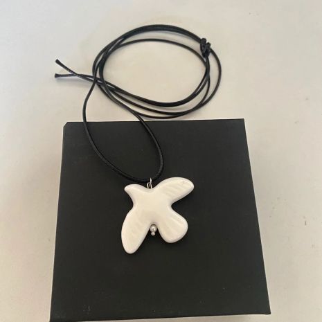 Ожерелье с подвеской белый голубь мира кулон на черном шнурке Ожерелье с подвеской белый голубь мира кулон на черном шнурке