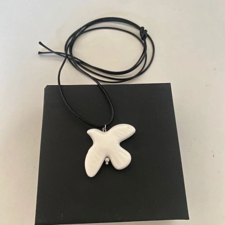 Намисто з підвіскою білий голуб миру кулон на чорному шнурку