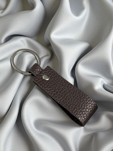 Брелок з натуральної зернистої шкіри (коричневий колір)