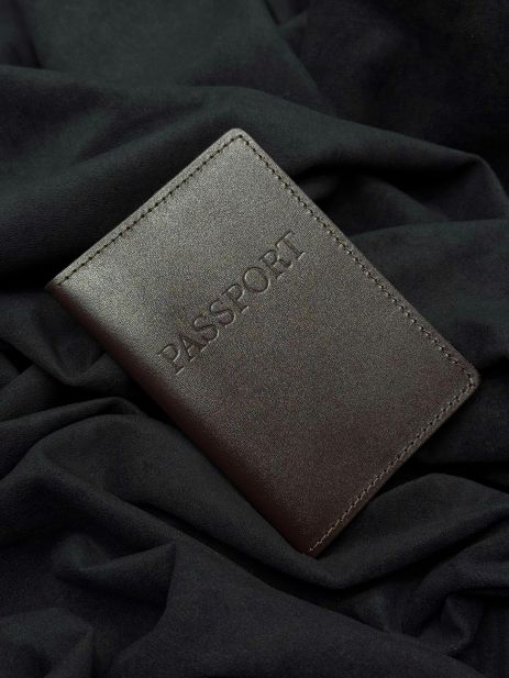 Обкладинка на паспорт із натуральної гладкої шкіри (коричневий)