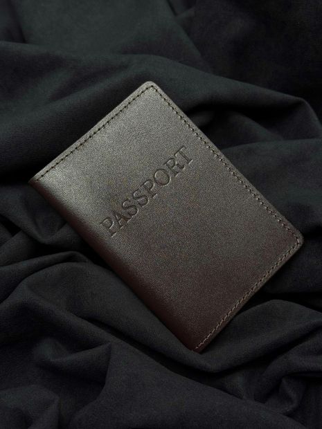 Обкладинка на паспорт із натуральної гладкої шкіри (коричневий)
