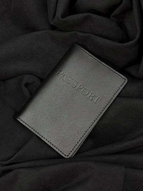 Чорна обкладинка на паспорт з натуральної гладкої шкіри